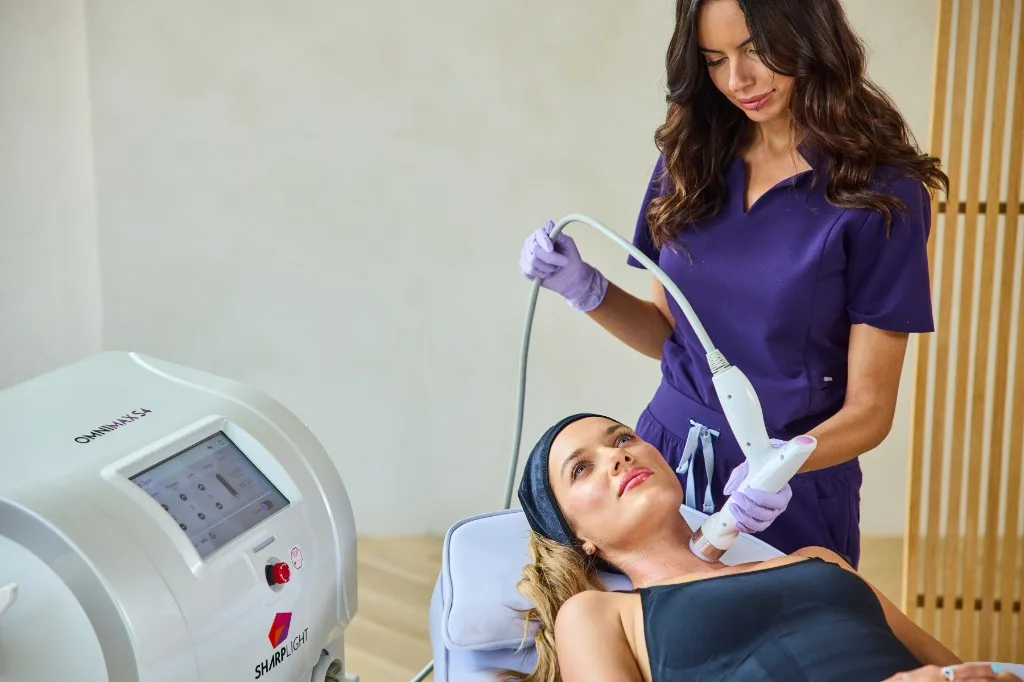 OmniMax S4 neck and jawline contouring treatment in a SharpLight partner clinic