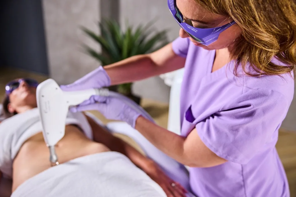 Comfortable fractional resurfacing session on the abdomen in clinic