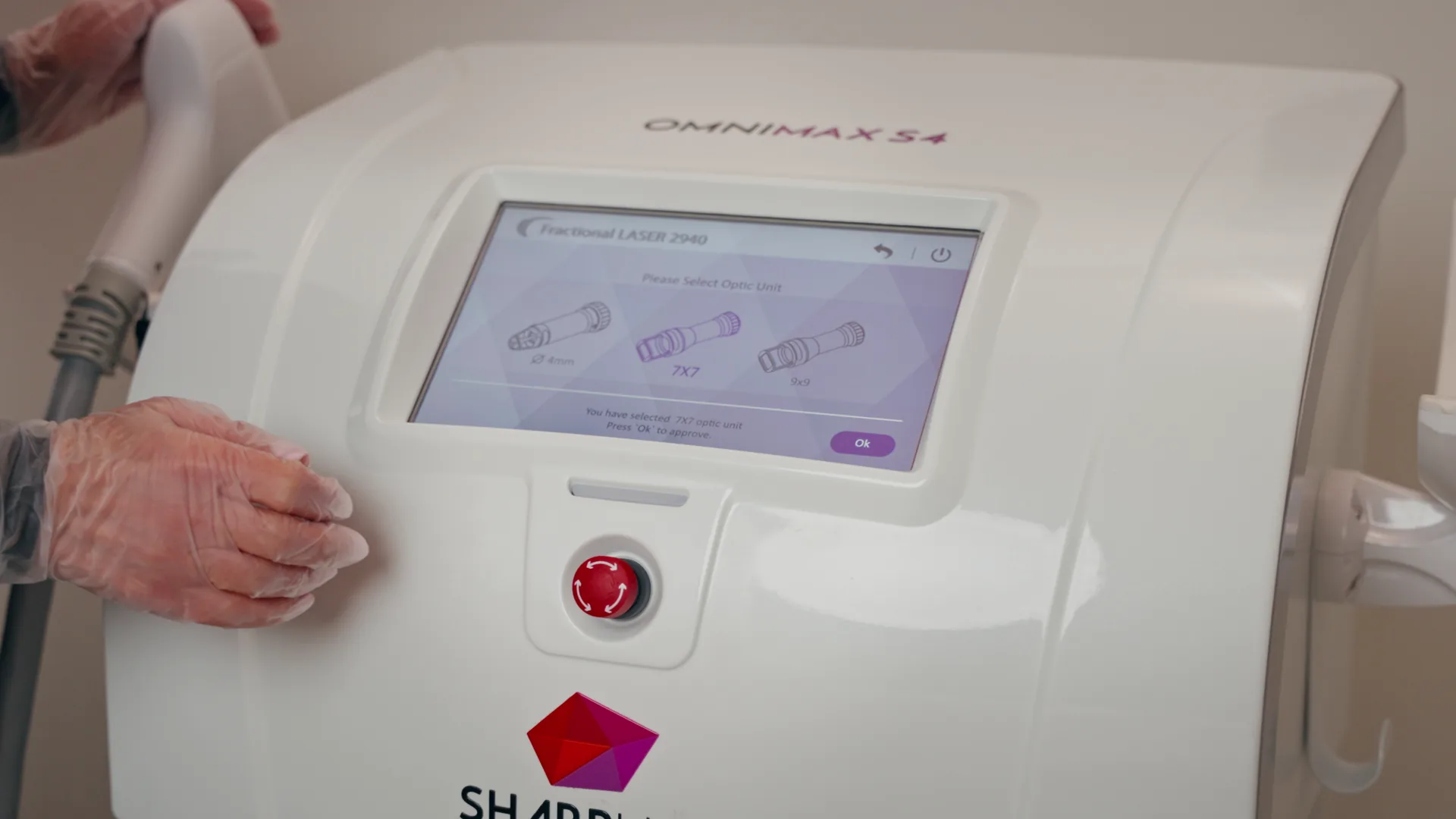 OmniMax S4 touchscreen displaying Fractional Laser 2940 optic-unit selection